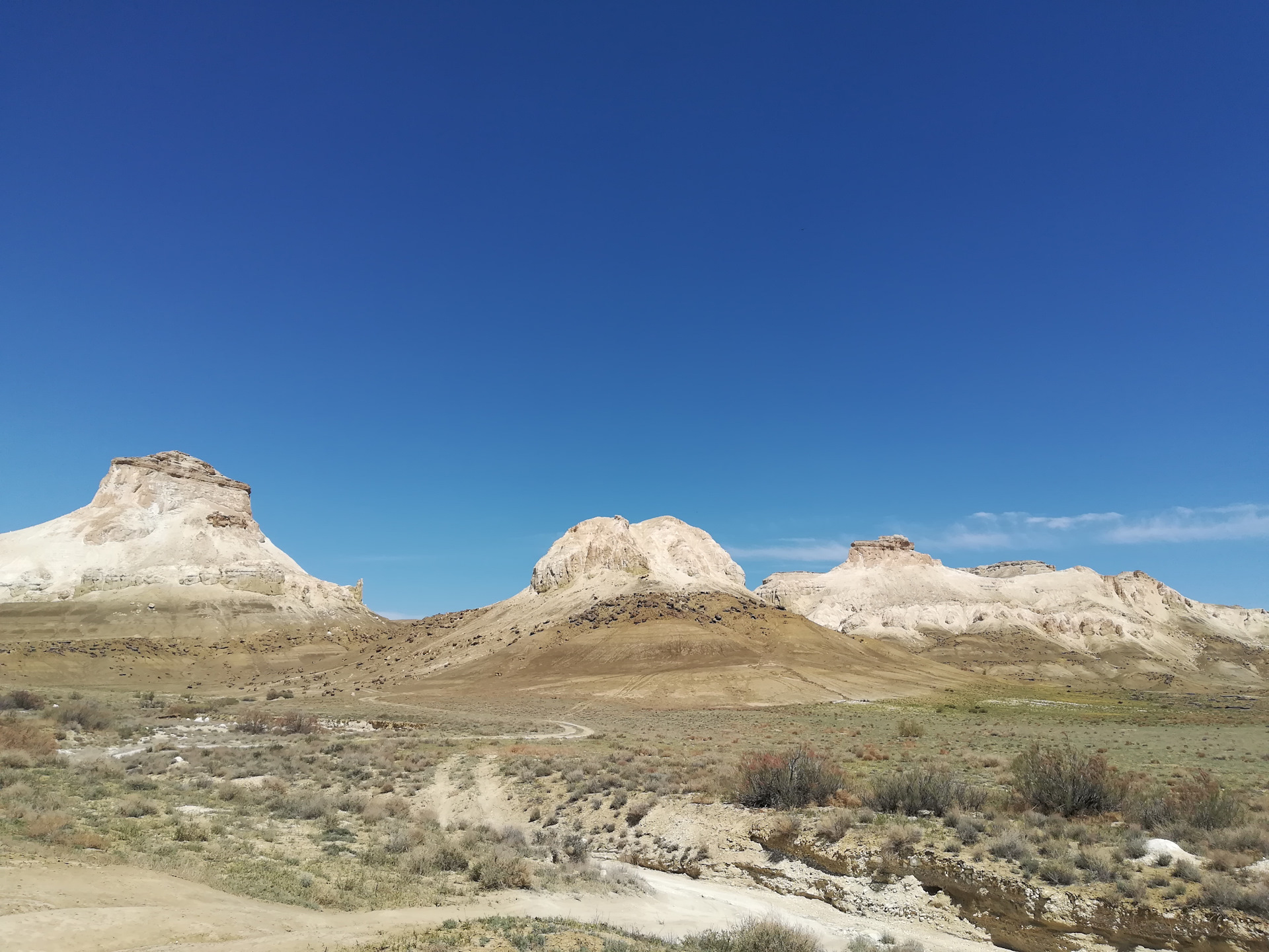 Desert mountain sea. Мангышлак солончаки. Горы Мангышлака. Урочище Босжира. Мангышлак фото.