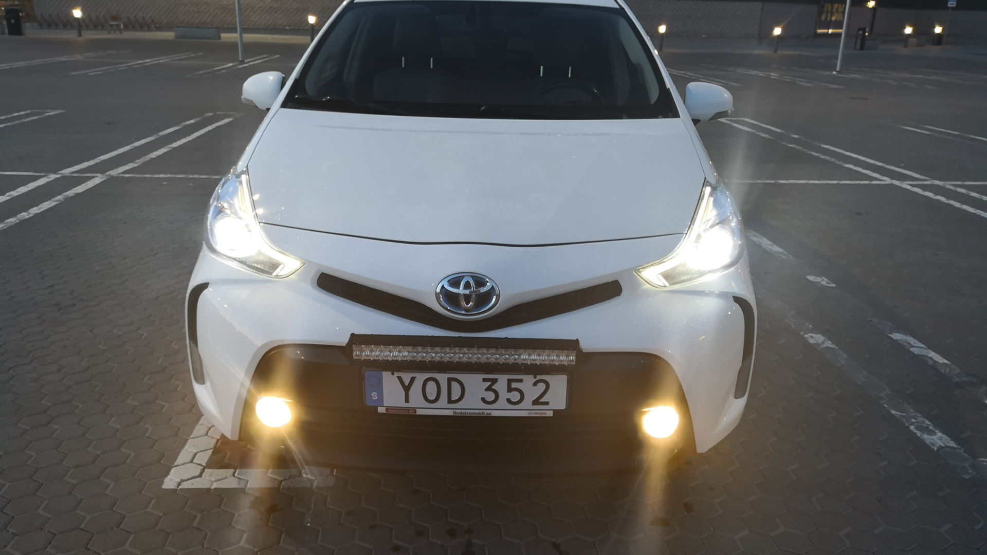 Toyota Prius v Plus 2017