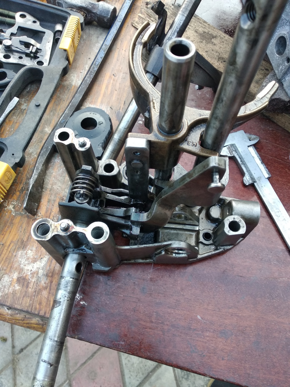 Раз уже коробка лежит без дела, решил устранить люфт на вале выбора ...