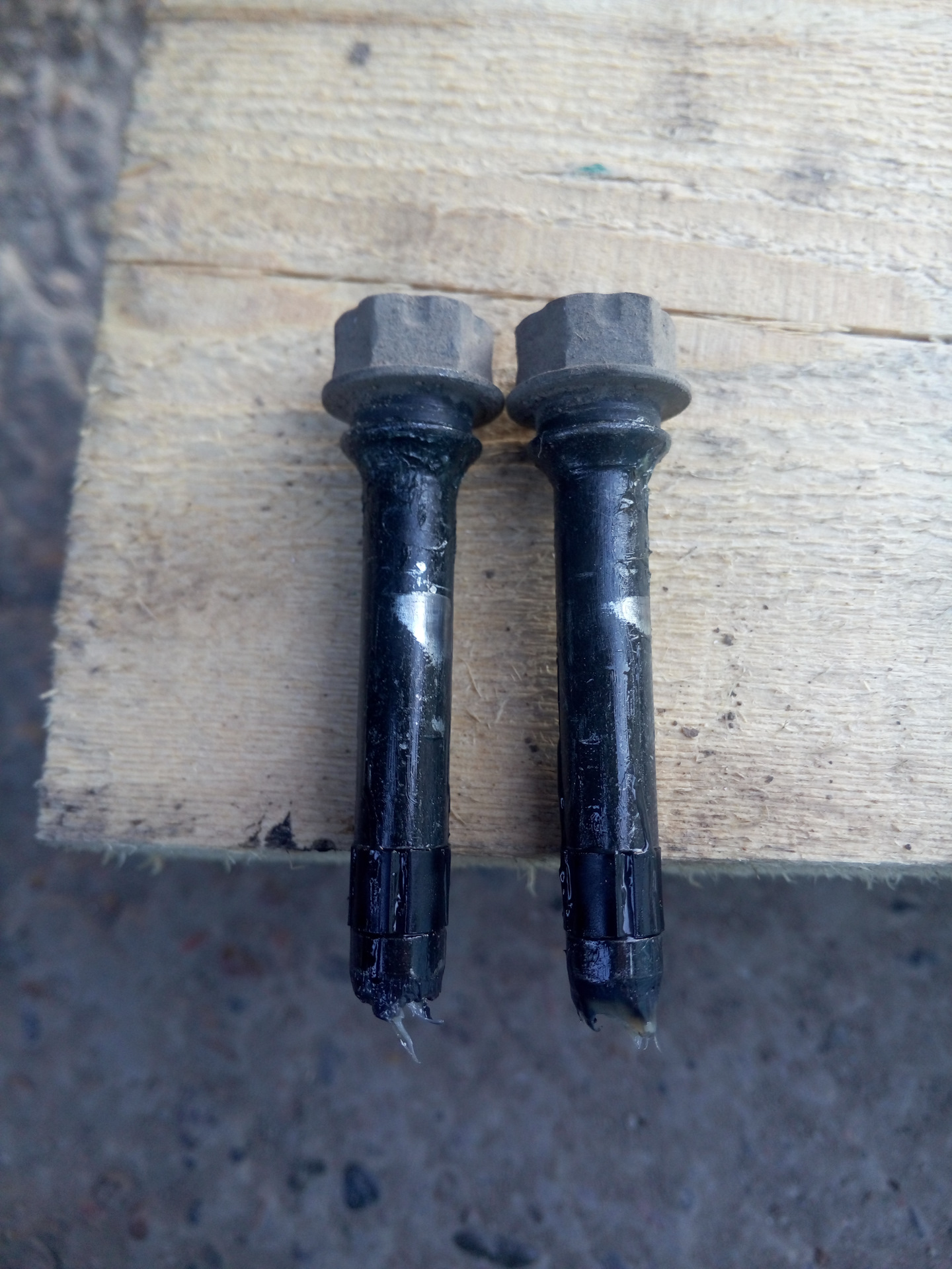 направляющая суппорта камри 40. направляющие суппортов тойота. направляющая суппорта королла 150. направляющие тормозного суппорта тойота королла е150. направляющая переднего суппорта на тойота королла е150.