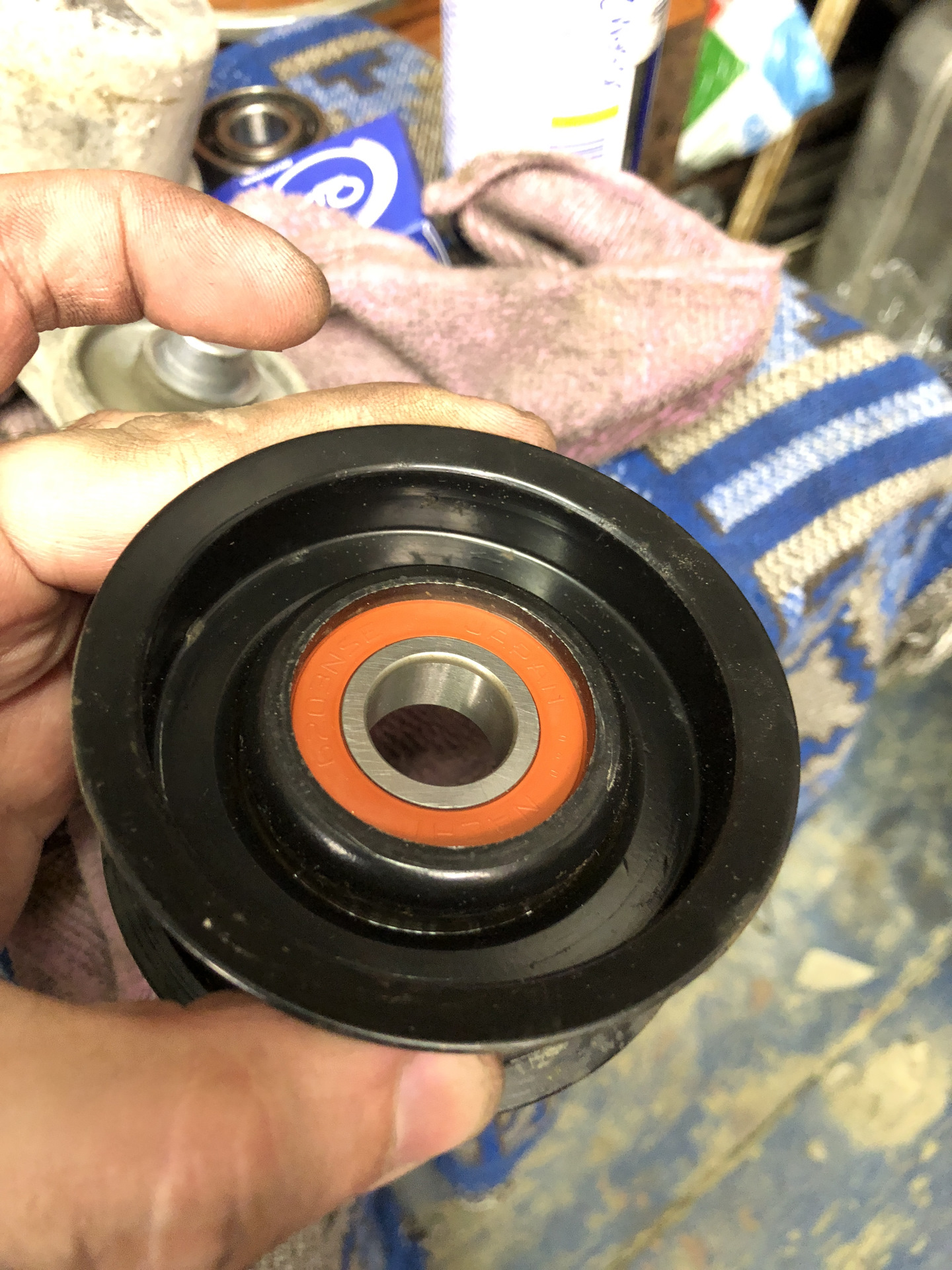 Смазка для роликов грм. Torque kr5039 ролик грм. Натяжка ремня пежо 107. Шумит ролик натяжения ремня. Шумит ролик натяжения ремня.