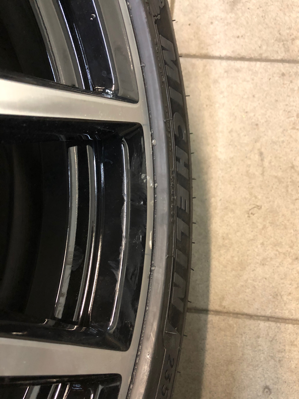 на резине массивный борт около сантиметра для защиты диска — Mercedes-Benz CLA (C117)