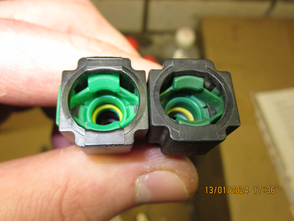 Справа стоковый топливный разъём, слева неоригинальный — Lada Vesta SW (1G). Запчасти на фото: 13012024