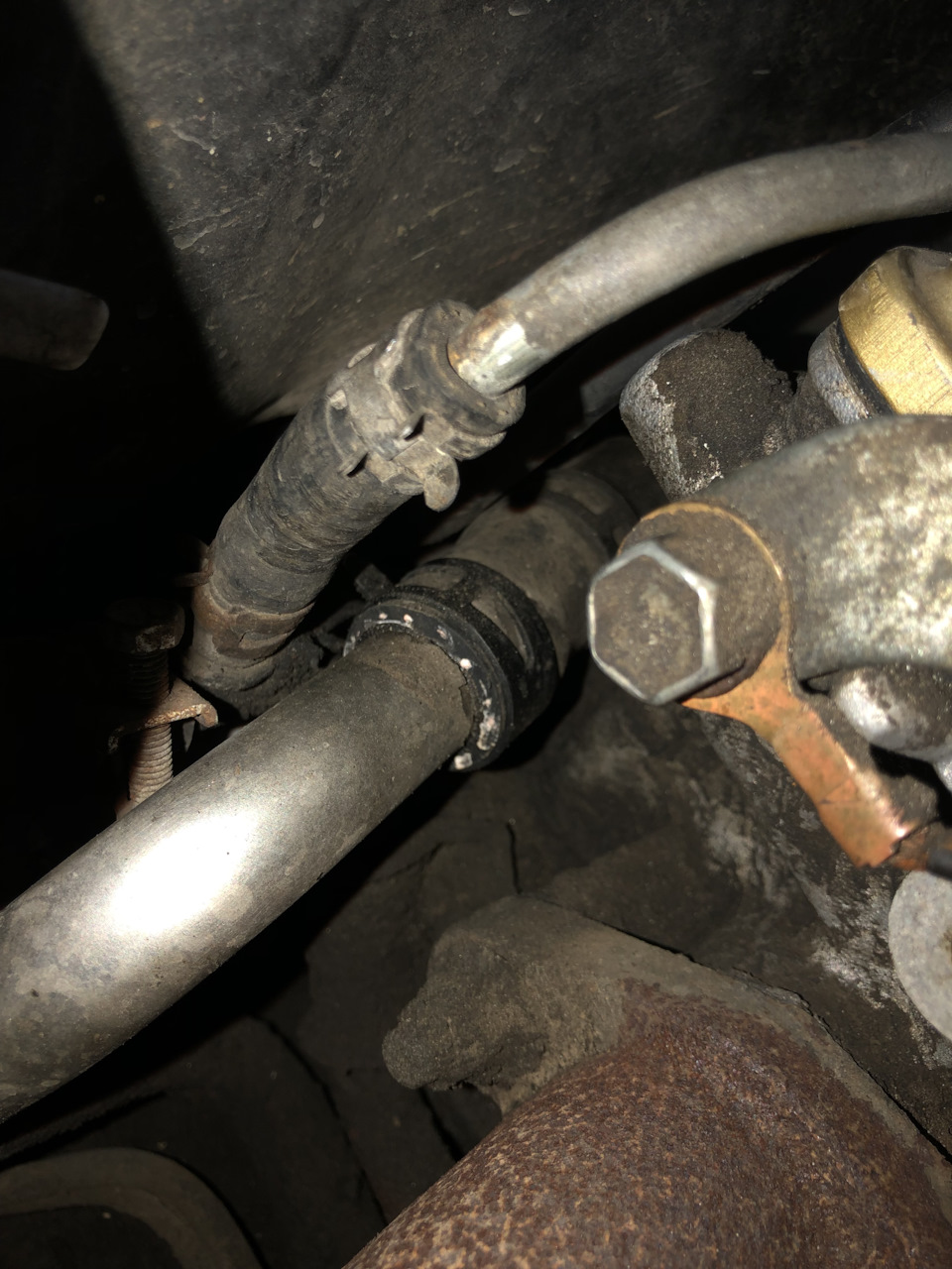 вот этот шланг от долгосрочно текущего масла из-под клапанки был раздут и мог рвануть в любое время. Без снятия тройника на задней стенке ГБЦ или снятия трубки на термостат замена его крайне сложна. Рекомендую проверить у себя. — Toyota Crown (S120)