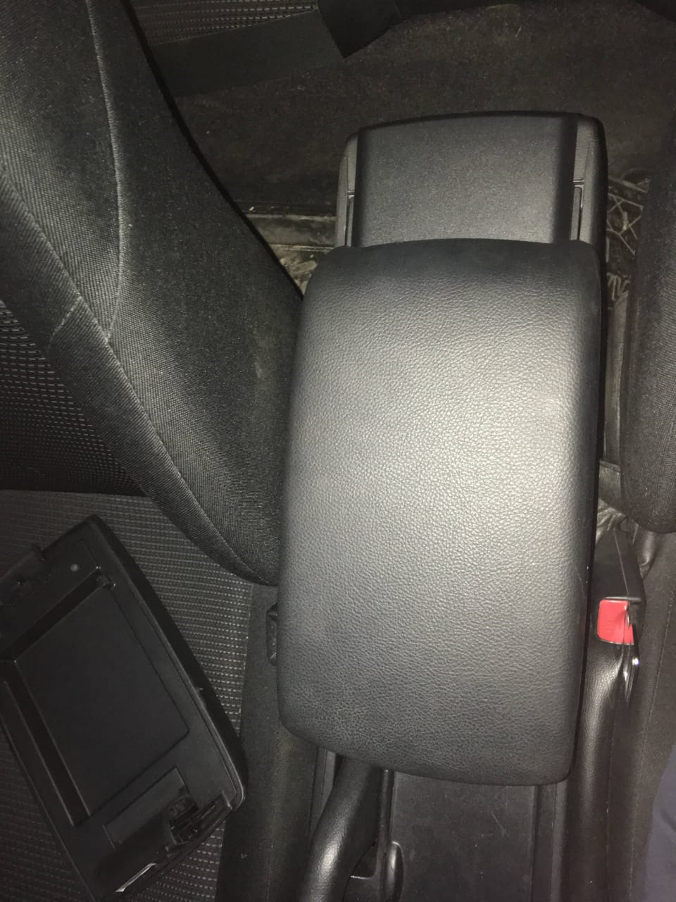 Как снять подлокотник мазда 3 Выдвижной подлокотник. - Mazda 3 (2G) BL, 1,6 л, 2011 года аксессуары DRIVE2
