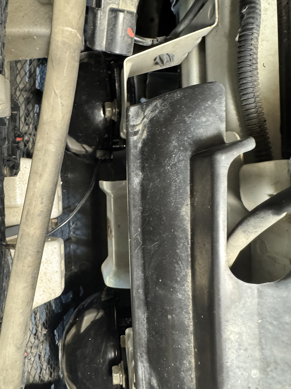 Бампер полностью скидывать не стал, поэтому фото на месте установки только такое 😵‍💫 — Peugeot 4007