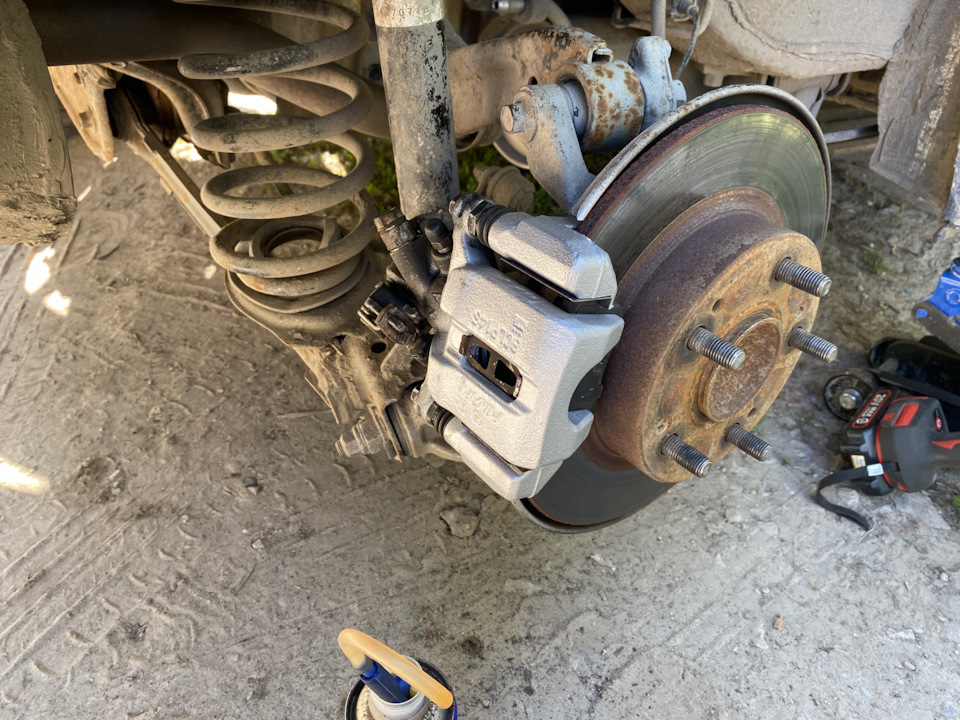Замена заднего суппорта — Honda Civic 4D (8G), 1,8 л, 2007 года ...