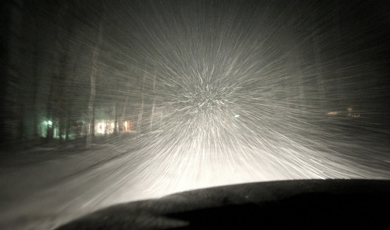 Снежок на дорогу падает. Трасса свет фар. Ночная метель на трассе. Пурга на трассе ночью. Снег из окна машины ночью.