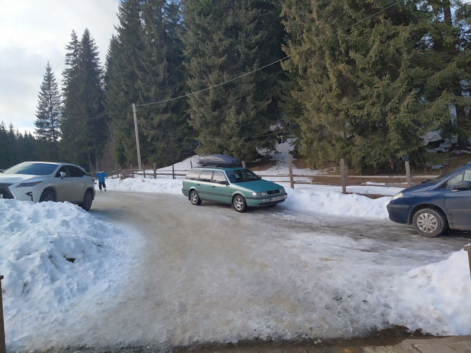 Приехали на горку, с парковкой тут проблемма( — Volkswagen Passat Variant (B4)