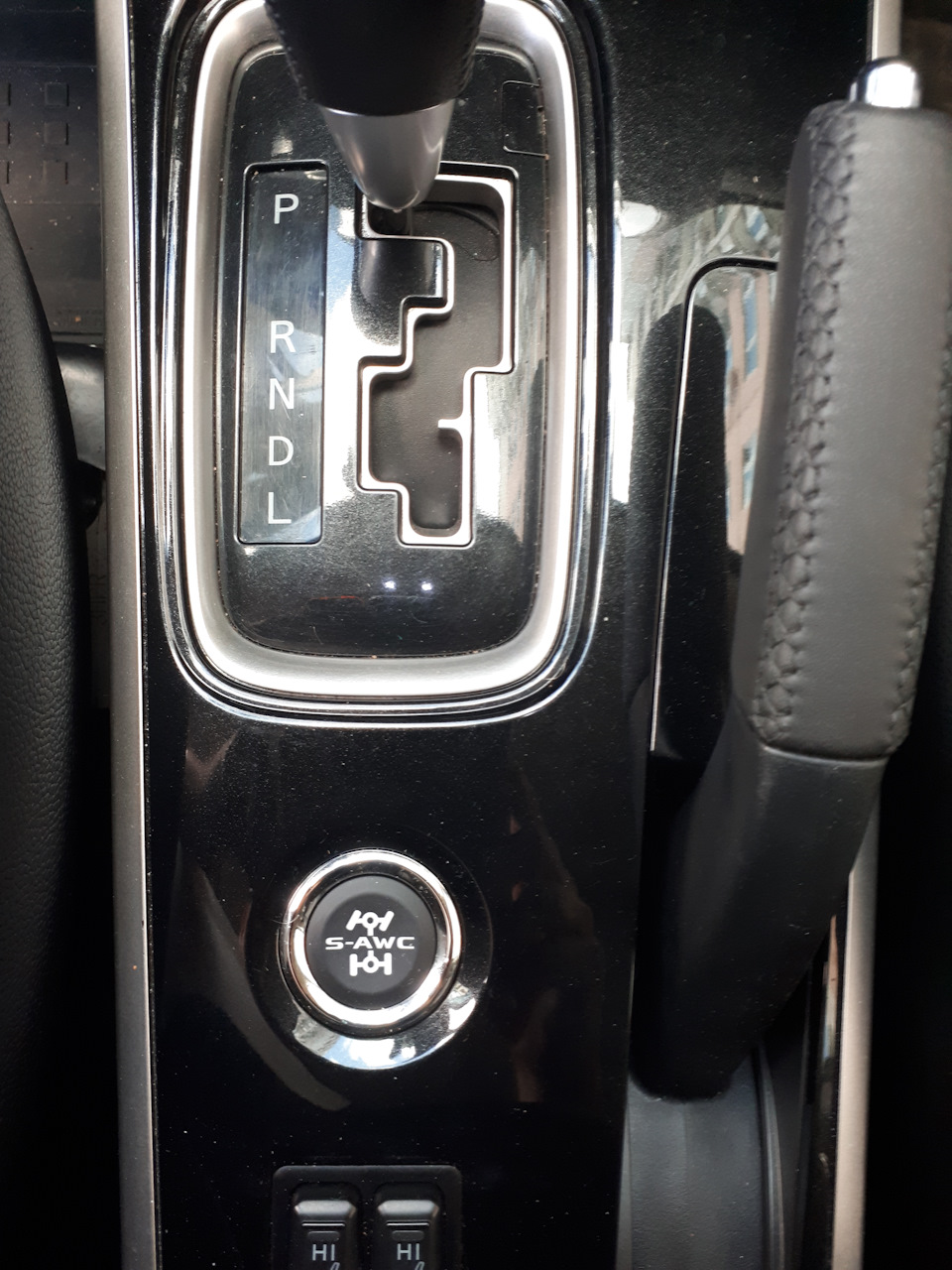 Митсубиси аутлендер. Приборная панель митсубиси аутлендер 2020. Кнопки управления mitsubishi outlander 3. Коробка вариатор mitsubishi outlander. Режим на аутлендер 3.