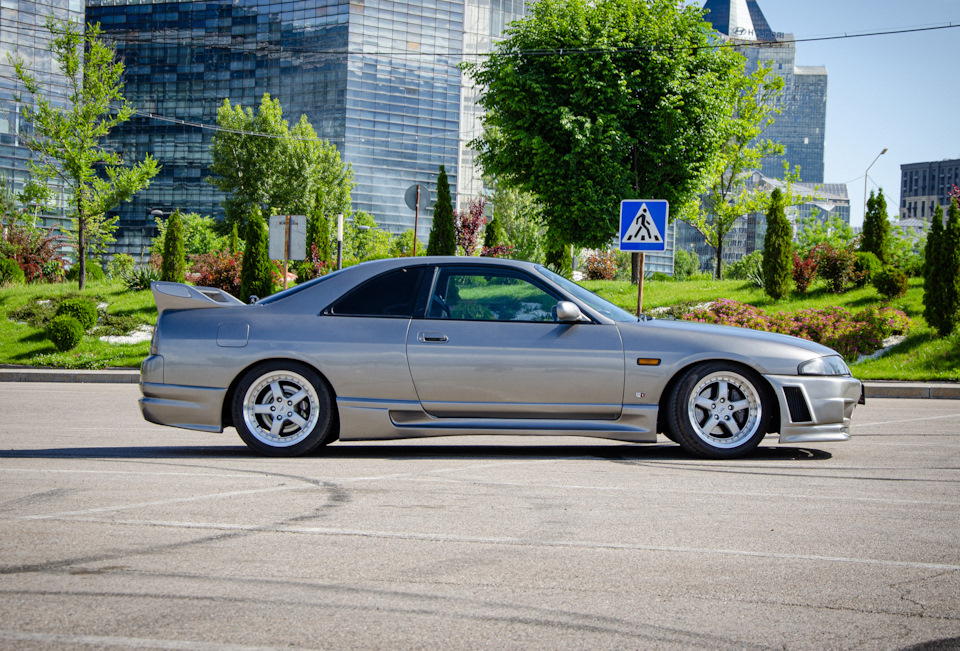 Nissan Skyline r33 Леона