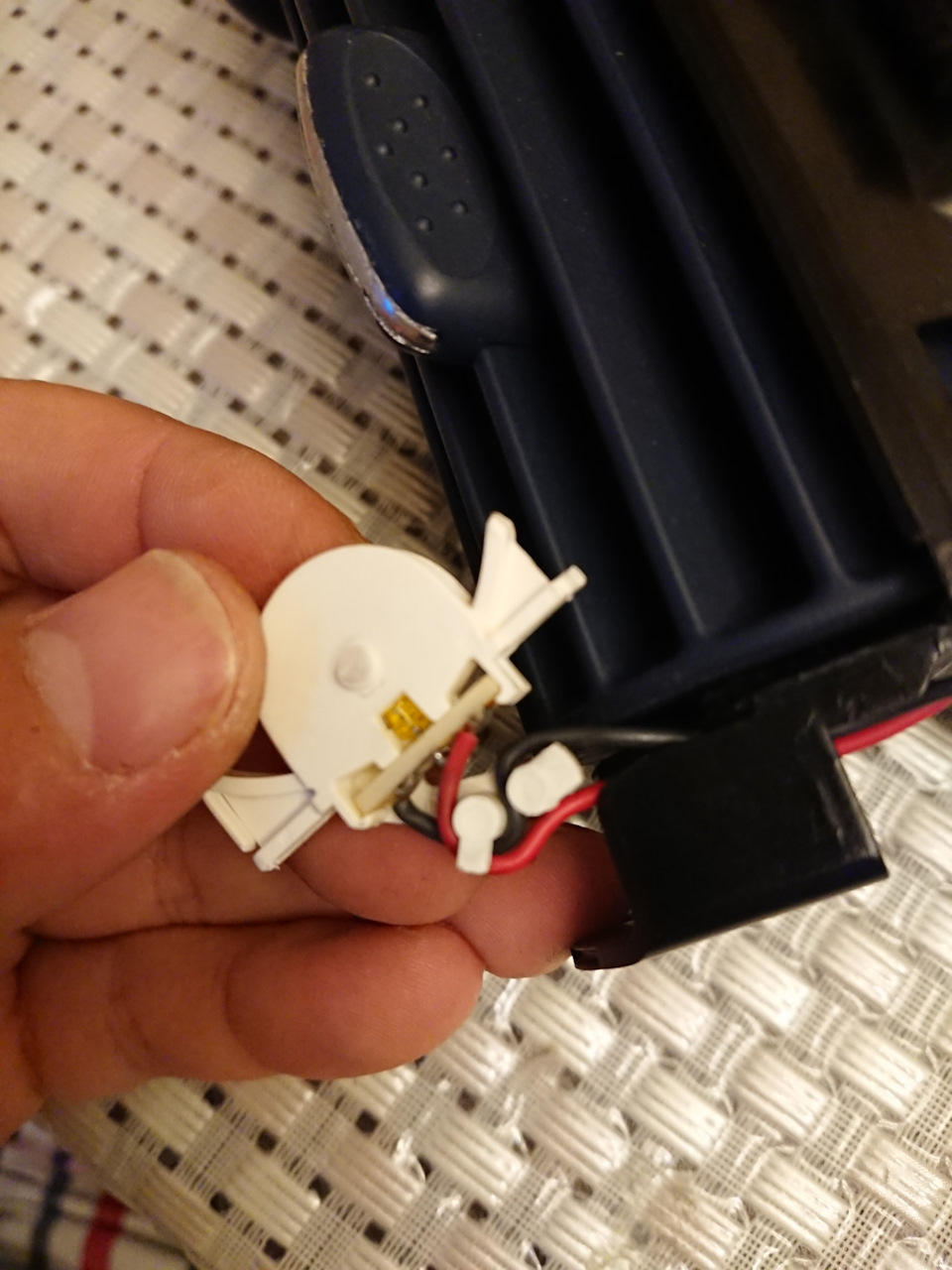 вот так расположены старые светодиоды, и чтоб снять эту белую штучку из регулятора потока воздуха просто с краю чем то острым длинным отодвигаем ее — Mercedes-Benz C-Class (W203)