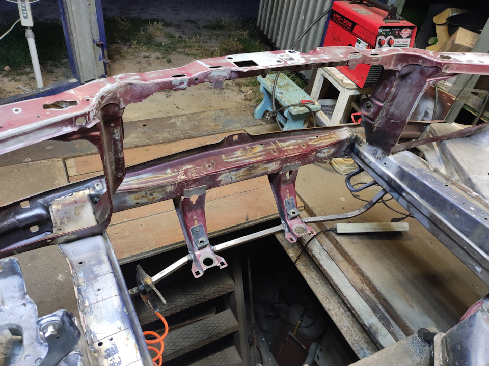 Приварил лапы кронштейнов радиаторов к усилителю, который у меня уже давно не родной, а сделан из квадратной трубы — Mercedes-Benz E-Class (W124)