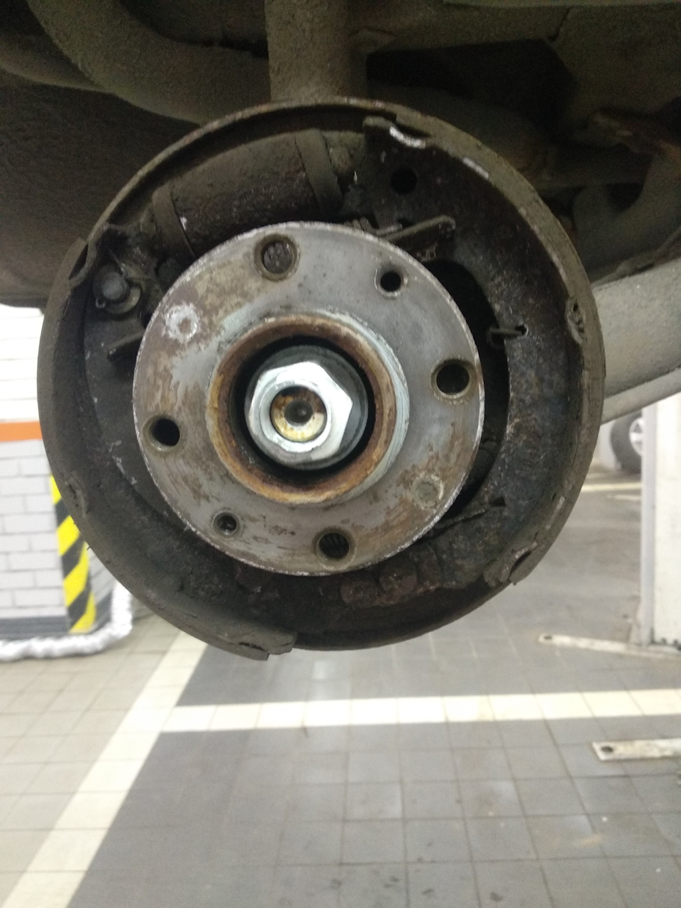 Замена ступичного подшипника — Lada Калина седан, 1,6 л, 2010 года ...