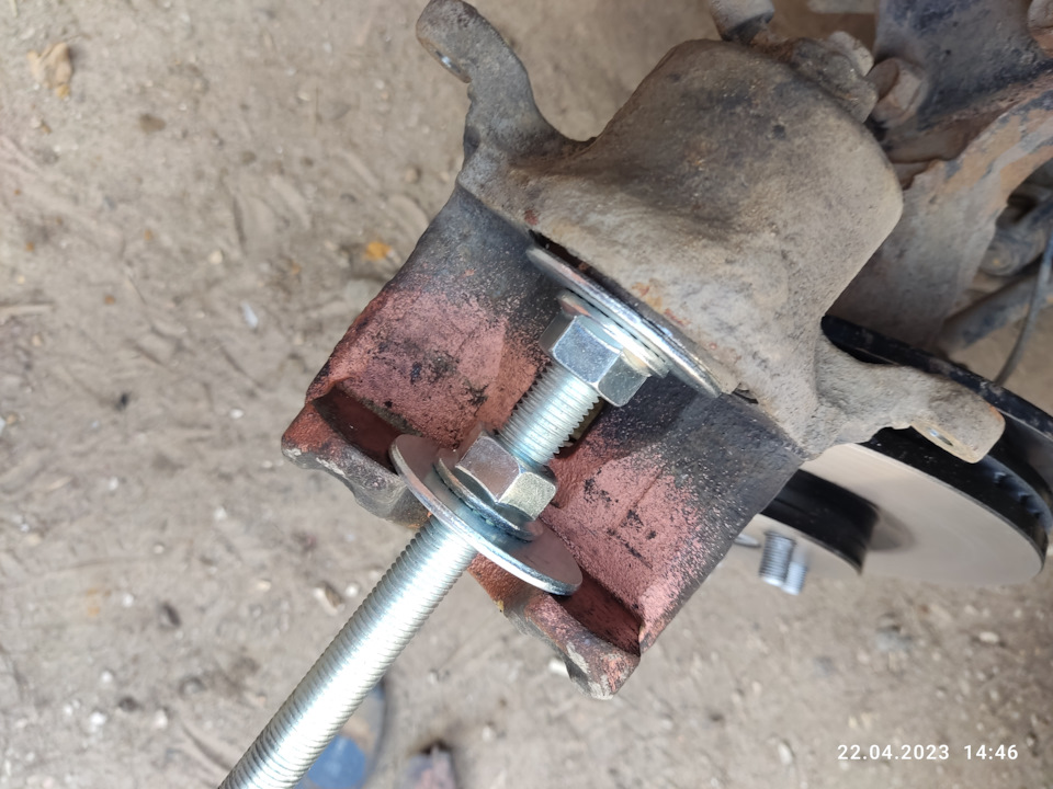 Замена колодок и тормозных дисков. — Nissan Juke (1G), 1,6 л, 2011 года ...