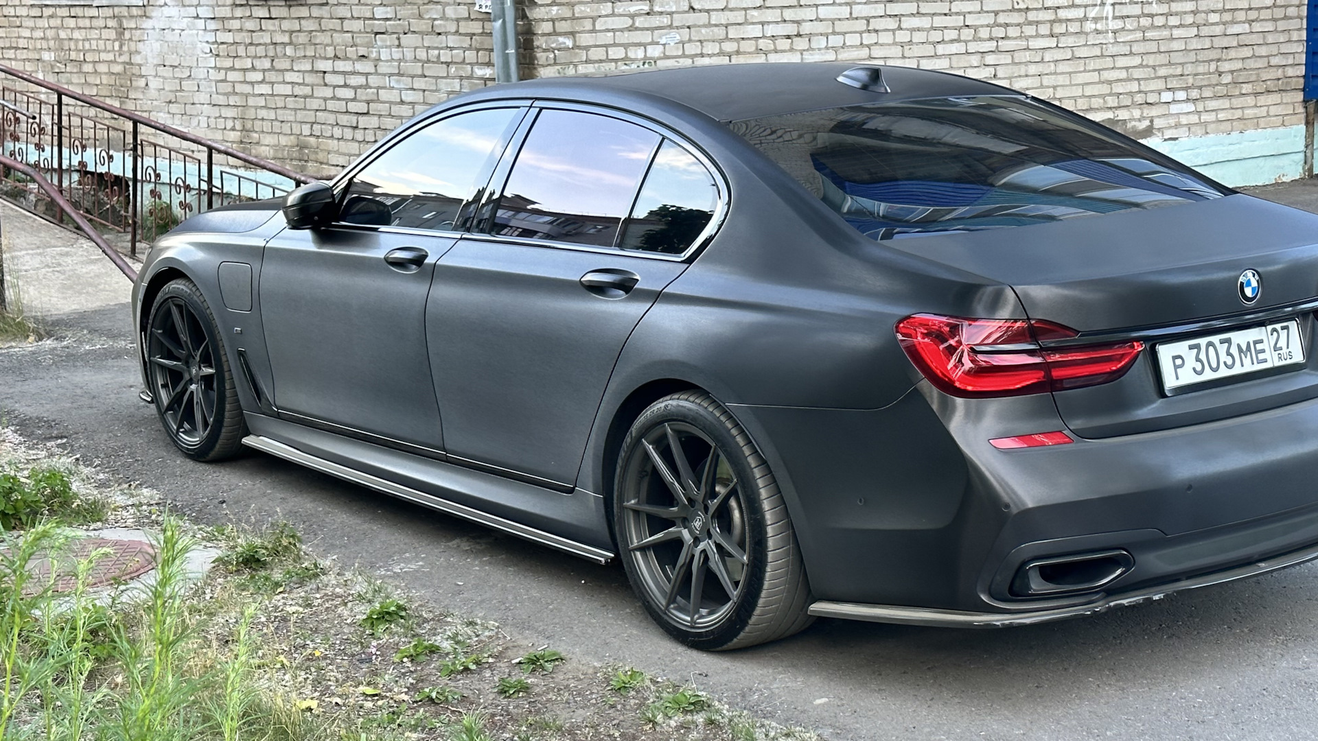 BMW 7 G 12 серая матовая