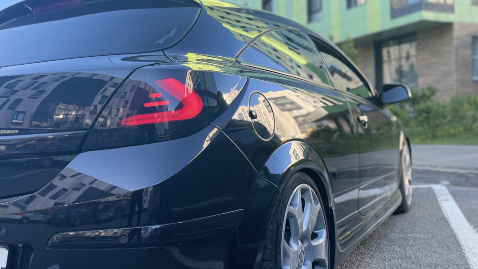 Opel Astra GTC Devil Eyes