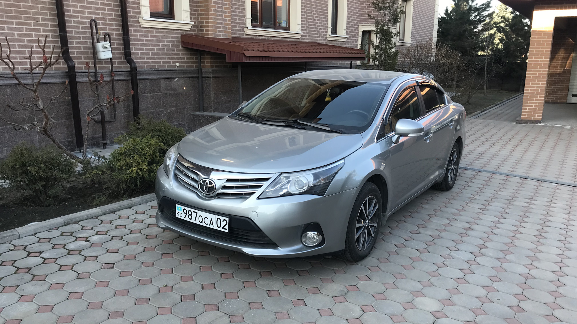 Тойота авенсис 2013. Toyota Avensis 2013. Тойота Авенсис серая. Краска Тойота Авенсис серый. Серый Авенсис с чёрной крышей.