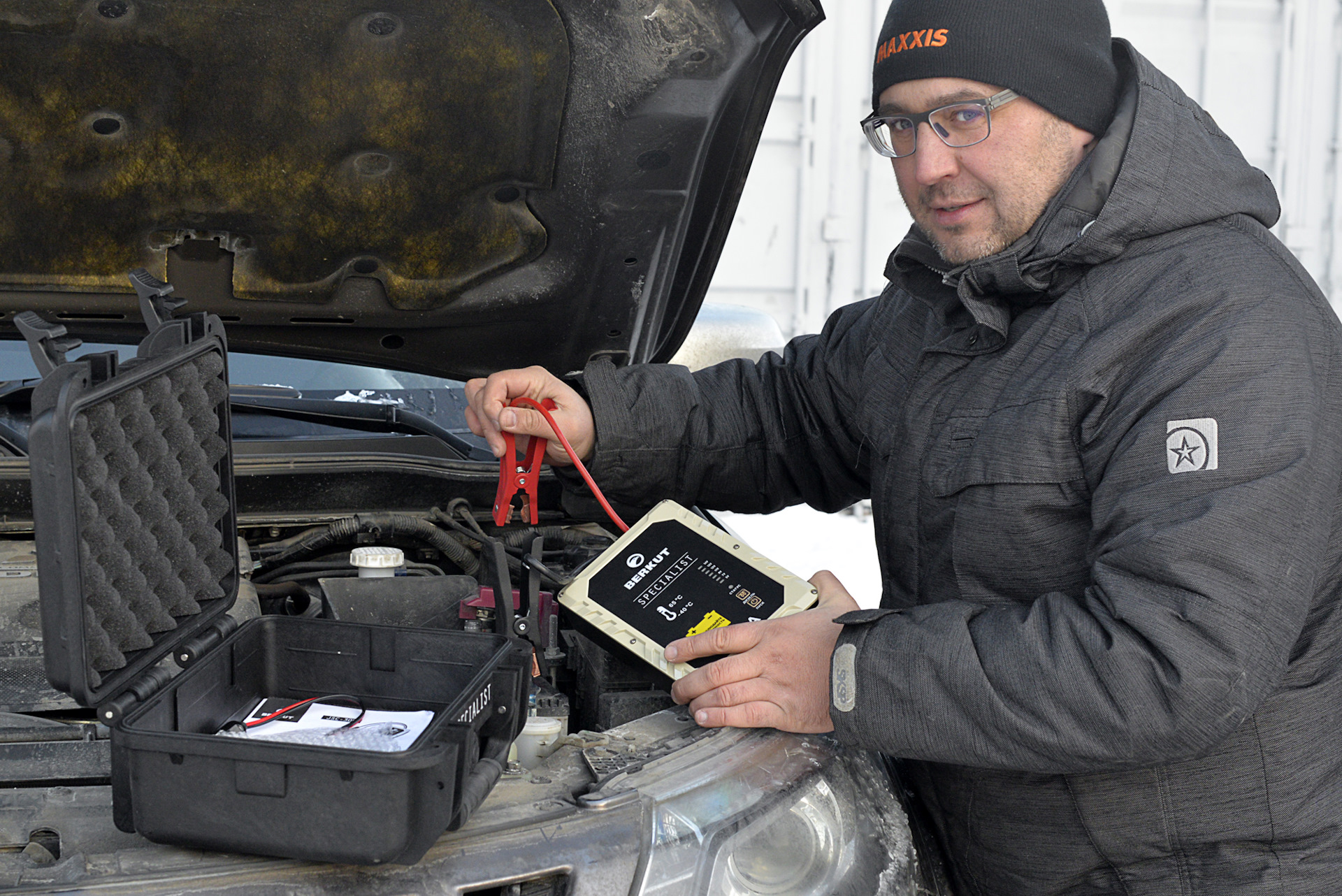 Заводил заведенную машину. Аккумулятор для запуска автомобиля. Запуск автомобиля с разряженным аккумулятором. Запуск авто с севшим аккумулятором. Аккумулятор для заводки автомобиля.