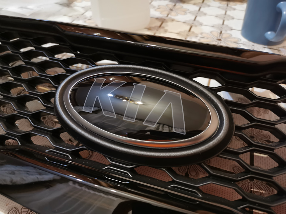 И снова эмблема KIΛ, да только Black Edition — KIA Cerato Koup (1G), 2 ...