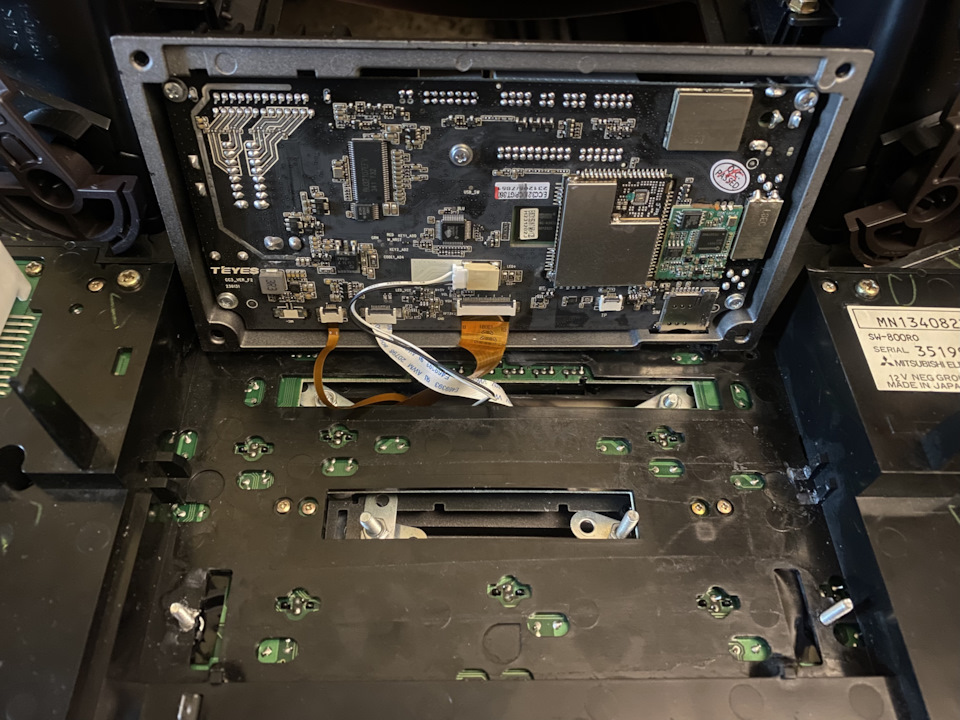 Подсоединяю шлейфы, очень громко матерясь, потому что еле дотягиваются. — Mitsubishi Grandis