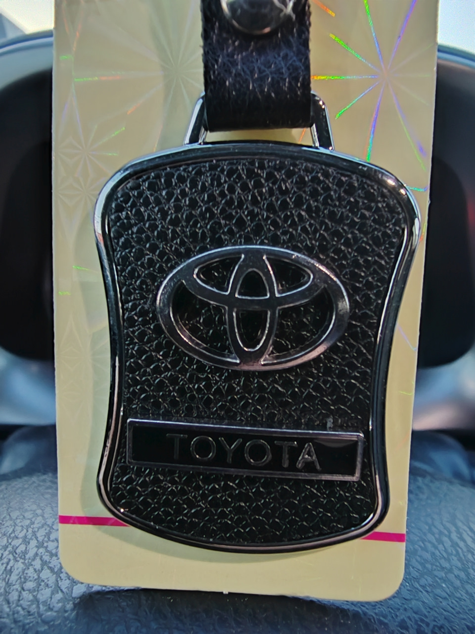 Брелок TOYOTA — Toyota RAV4 (IV), 2 л, 2016 года | аксессуары | DRIVE2