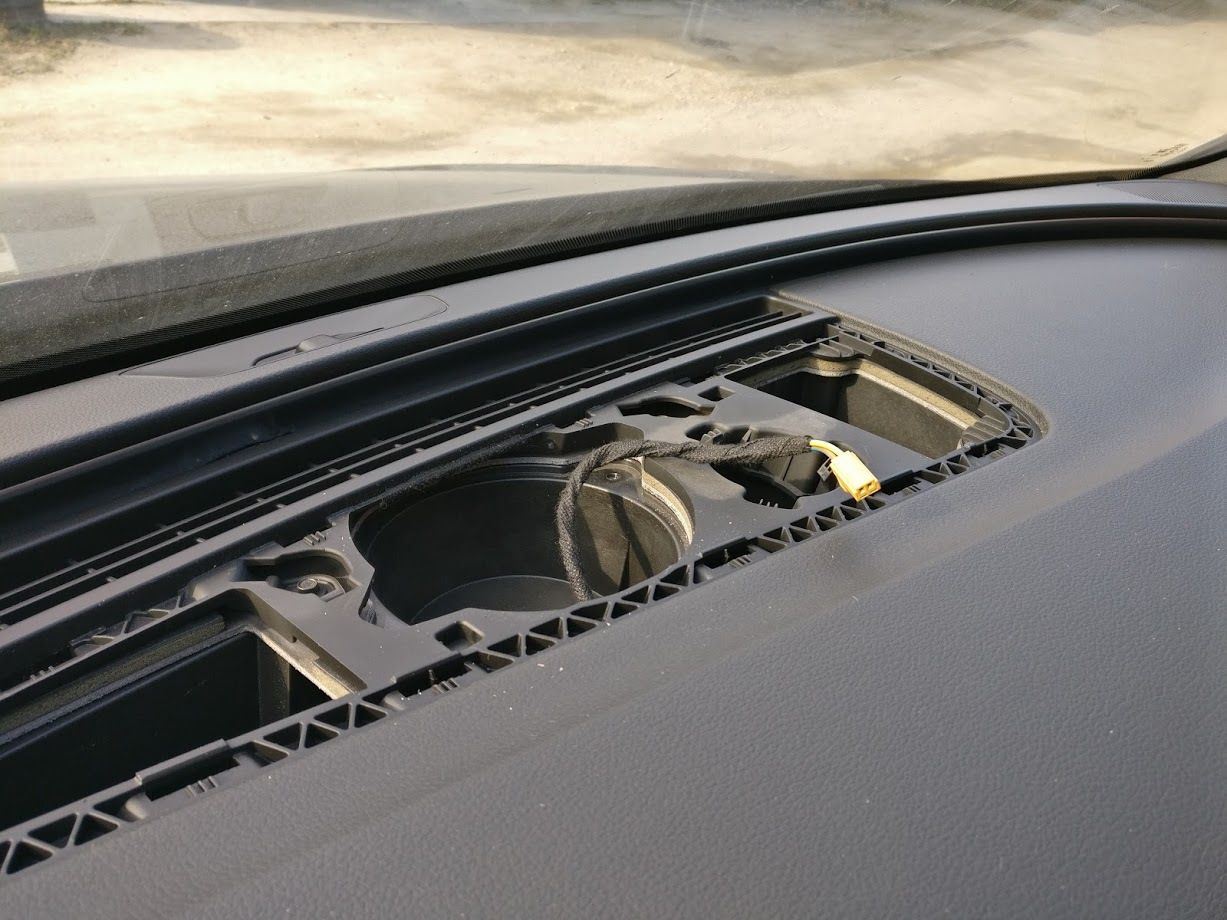 Замена штатного среднечастотника BOSE в торпеде — Audi A6 (C7), 3 л ...