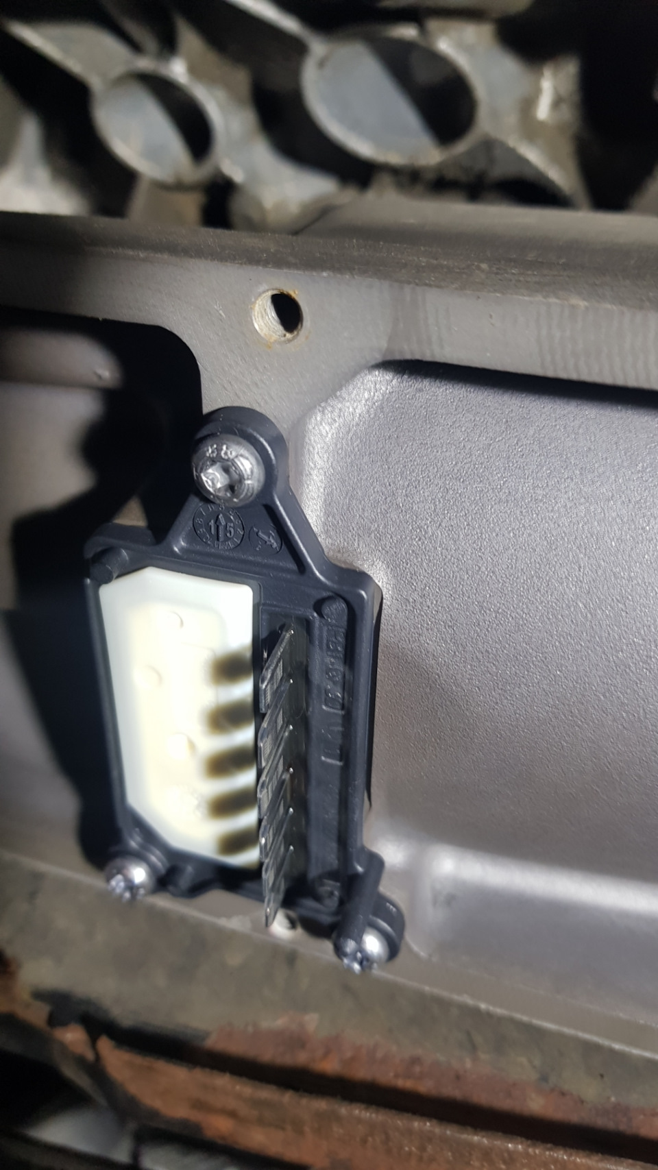 Интересно, что контакты с компаундом, что предохраняет от возможного попадания влаги — Audi A6 (C7)