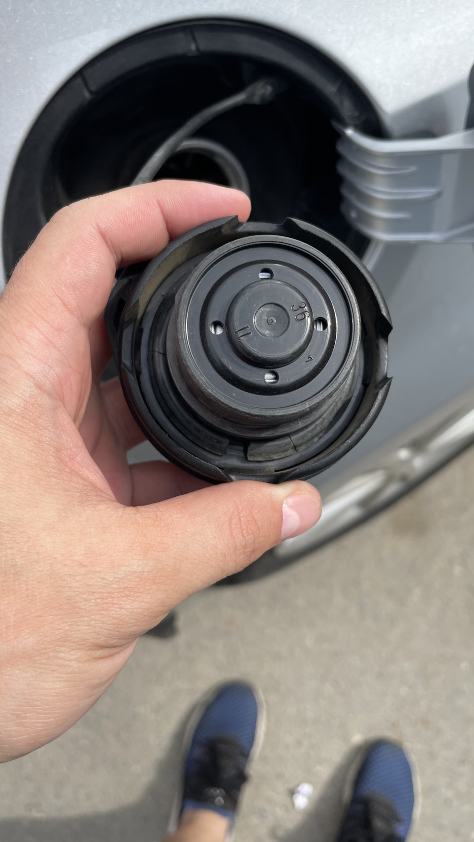 Замена уплотнительного кольца крышки бензобака — Volkswagen Golf Mk6, 1 ...