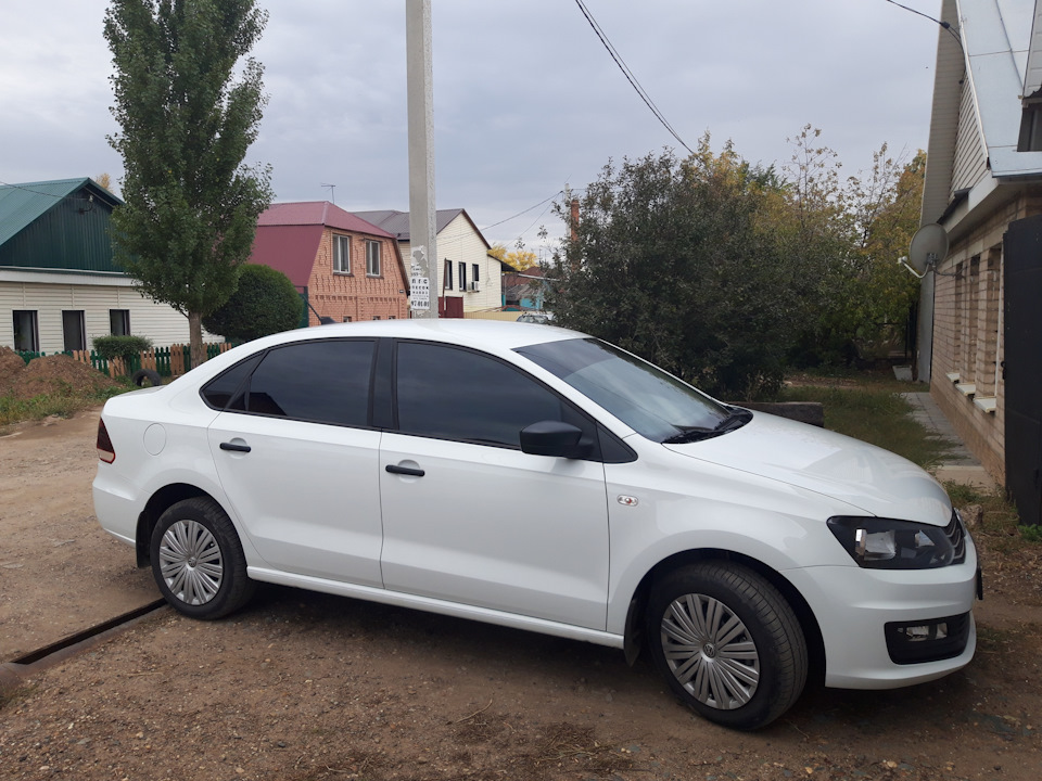 Volkswagen Polo 2015 черный тонированный