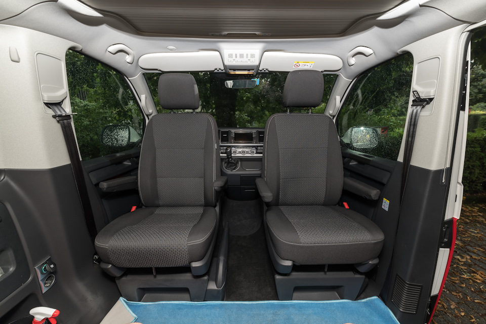 Слева — оригинальная обивка, справа — чехлы: сидения, спинки, подголовника и подлокотников — Volkswagen Multivan (T6)