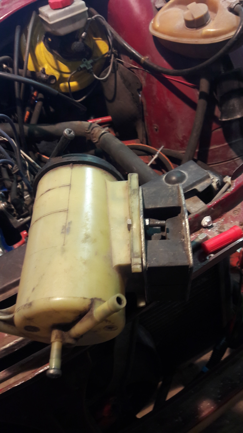 Бачок ГУРа крепление. — Москвич 2141, 2 л, 1993 года | своими руками ...