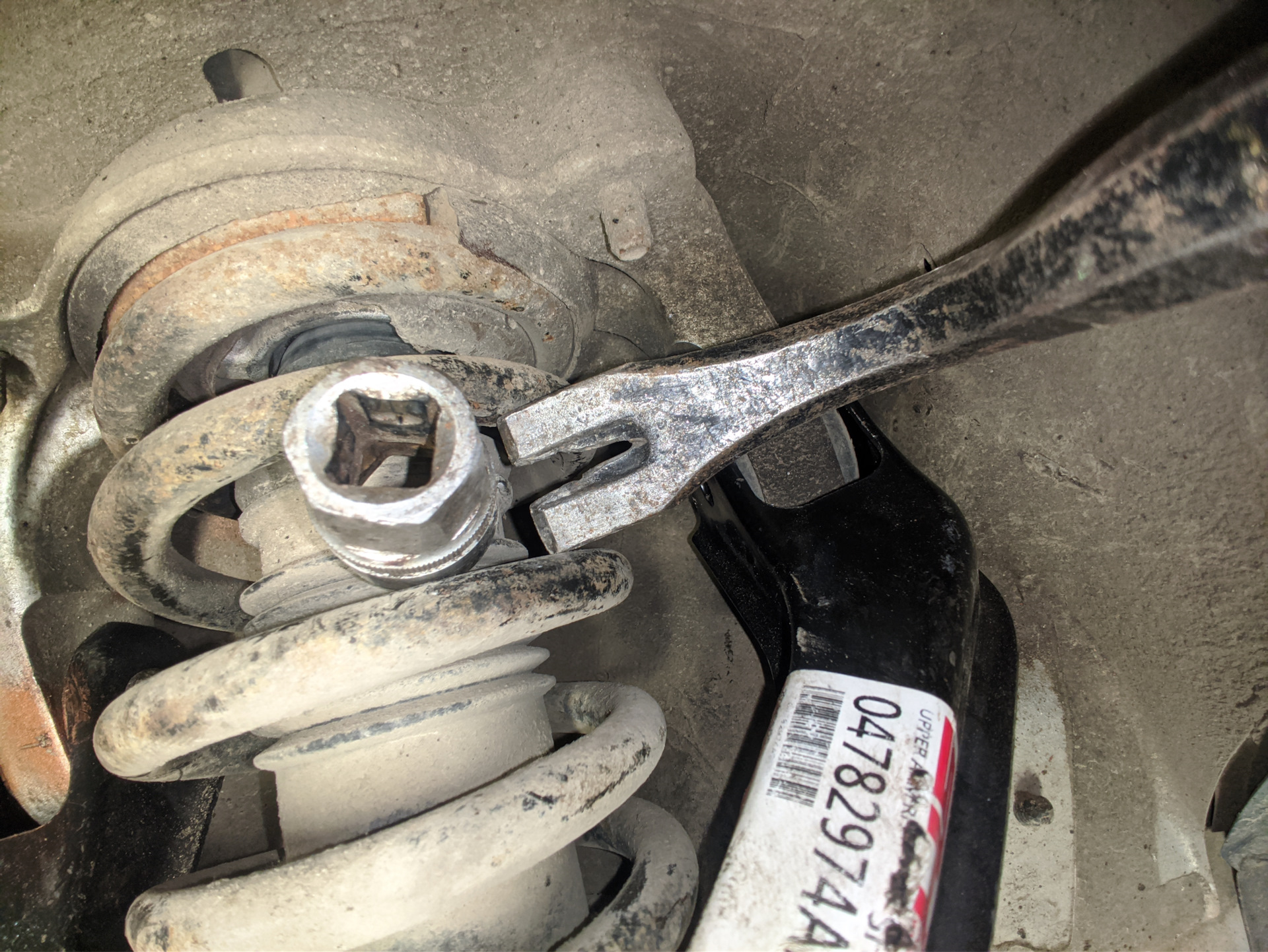 скрепеть или скрипеть