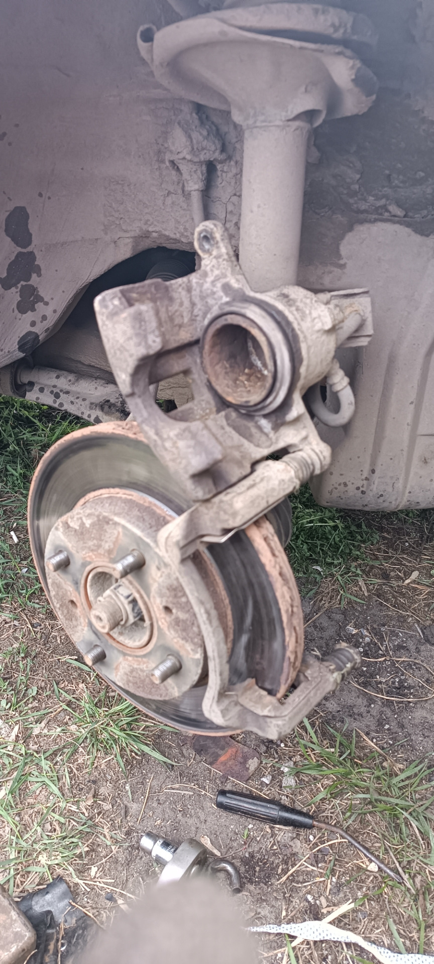 Замена тормозных колодок. — Nissan Almera II (N16), 1,5 л, 2005 года ...