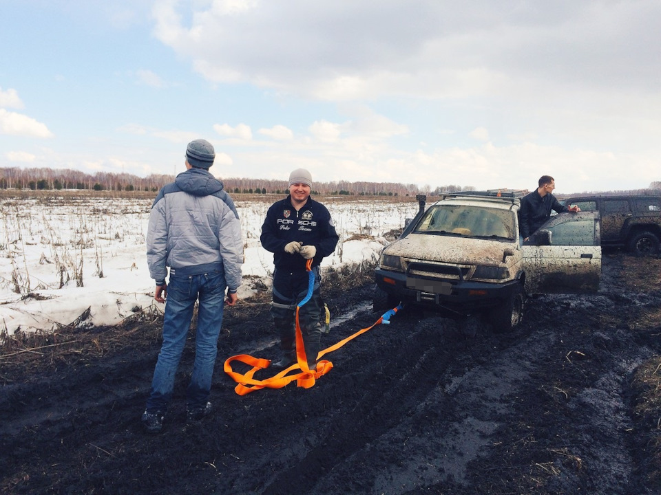 Юра и его стропа. Помоему это единственный раз когда он прилип. Юра знает как валить на все деньги — Suzuki Jimny (1G)