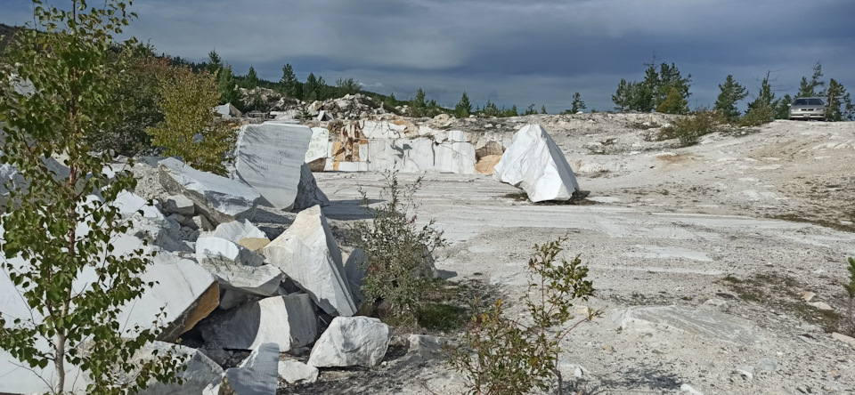 Ну и конечно же не обойдётся без ребят, которые любят написать на глыбах белого красивого мрамора что то типа — ЧИТА 2022 и т.д. выглядит это убого и стрёмно, и таких надписей куча… — Mazda 323 IV