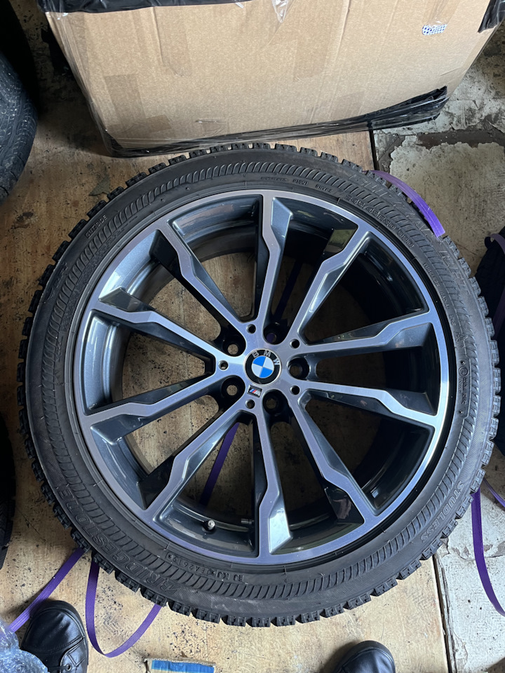 Шины зимние нешипованные Bridgestone 245/45 R20, литые диски BMW 9 ...