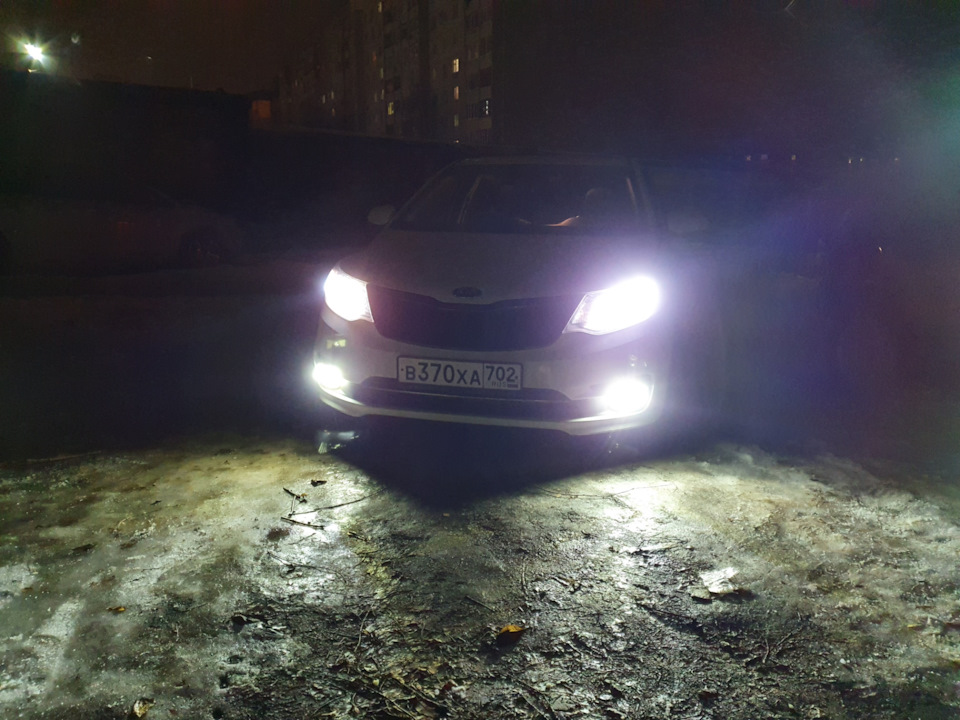 Мемы про фары. Фары слепят мем. Фары слепят. Is250 дальний свет ксенон. F5d led.