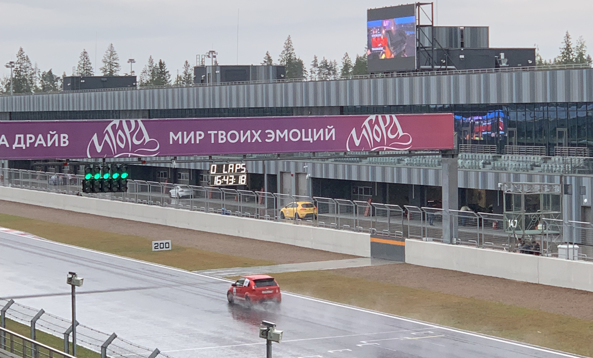 Драйв санкт петербург. Игора драйв выставка автомобилей. Хелли драйв СПБ. Игора драйв светофор. Игора Питер трасса осень боксы.