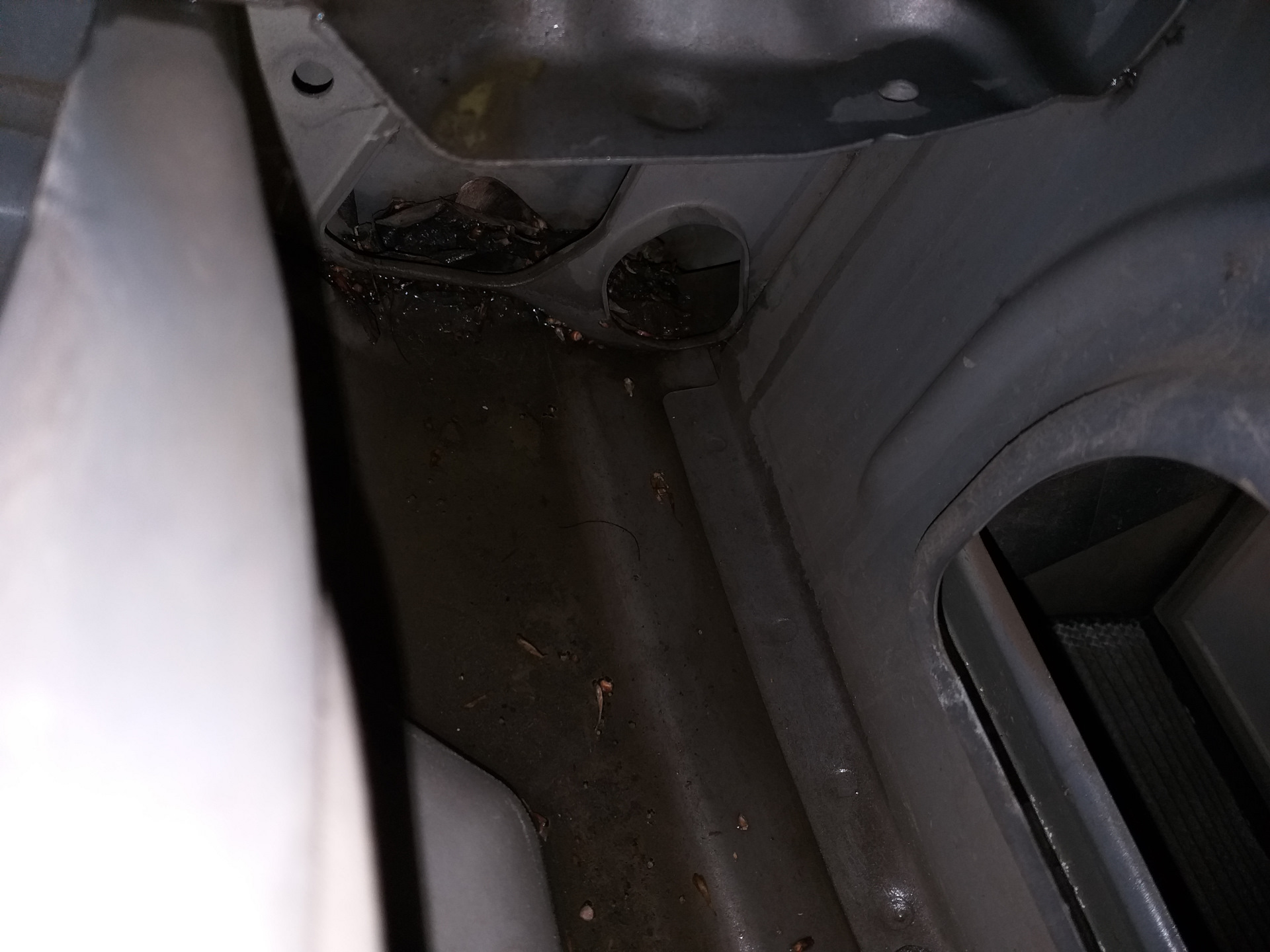 дренаж кондиционера сплит системы. дренаж фольксваген гольф 4. чистка дренажа. дренажная трубки люка инфинити fx35. прочистка дренажей.