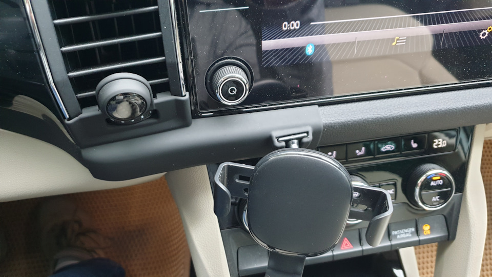 Снять адаптер со шкоды кодиак как Держатель для телефона - Skoda Kodiaq (1G), 2 л, 2019 года аксессуары DRIVE2