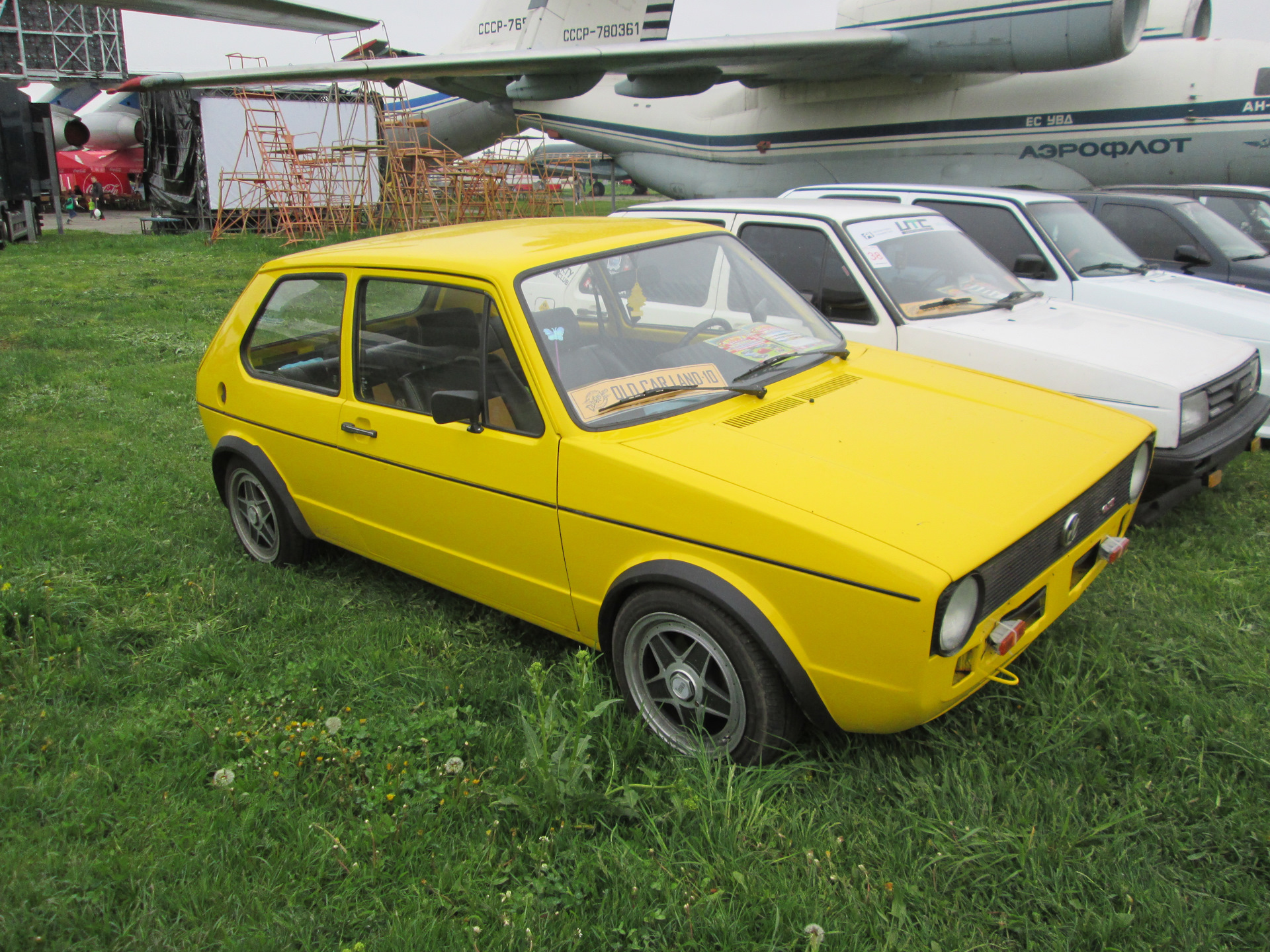 Желтые тачки на Old Car Land 2019, ретро фестиваль, Киев Жуляны — DRIVE2