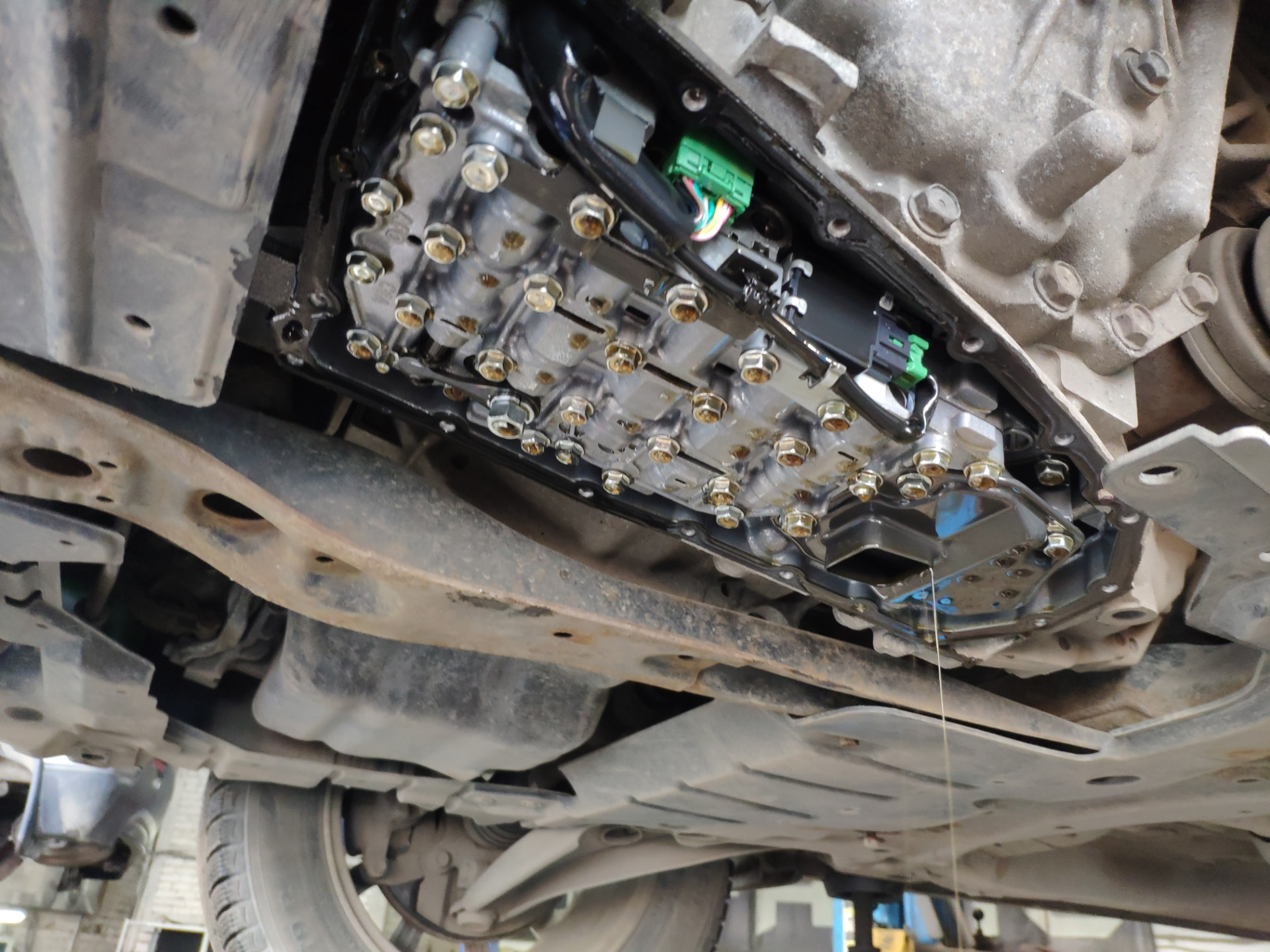 Как менять масло в вариаторе митсубиси. Масло для вариатора Mitsubishi ASX 1.8. Поддон масляный вариатора Mitsubishi ASX 2012-2015. Вариатор на ASX 1.8. Поддон вариатора ASX.