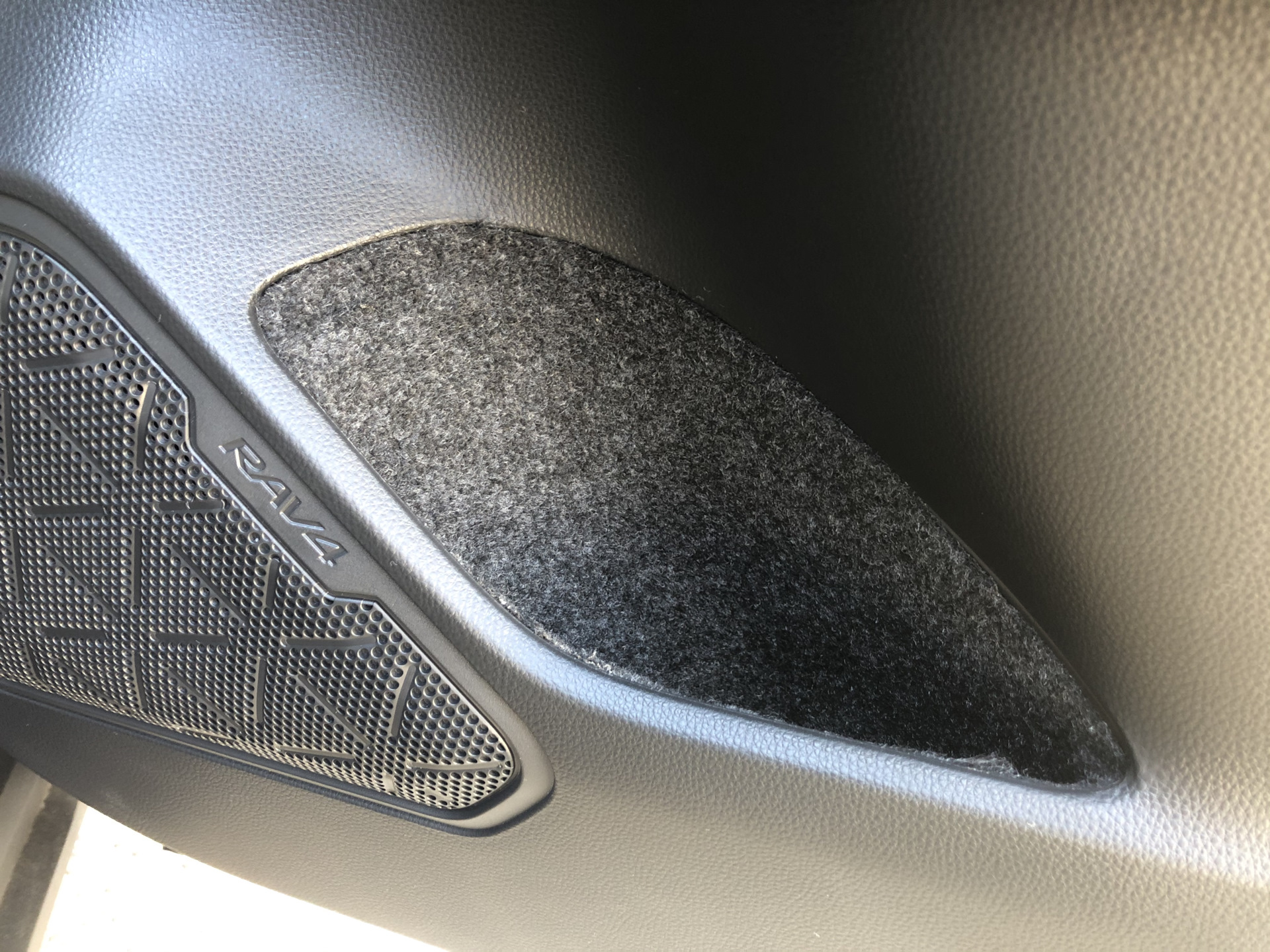 11. Обтяжка дверных ниш карпетом — Toyota RAV4 (5G), 2,5 л, 2020 года ...