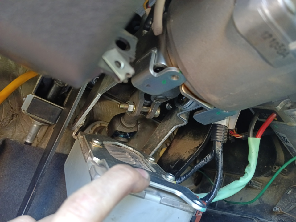 Замена второй части рулевого карданчика — Lada Калина Хэтчбек (1G), 1,6 ...