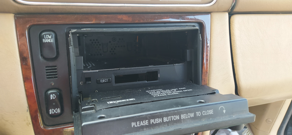 в моей штатной не работало радио и мафон.я его вынял и получился скрытый бардачок — Mercedes-Benz M-Class (W163)