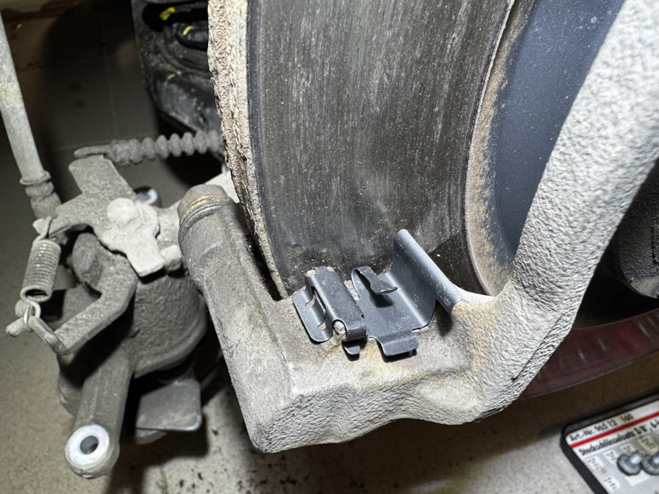 Старые пластины снимаем, чистим и ставим новые из комплекта. — KIA Sorento (4G)