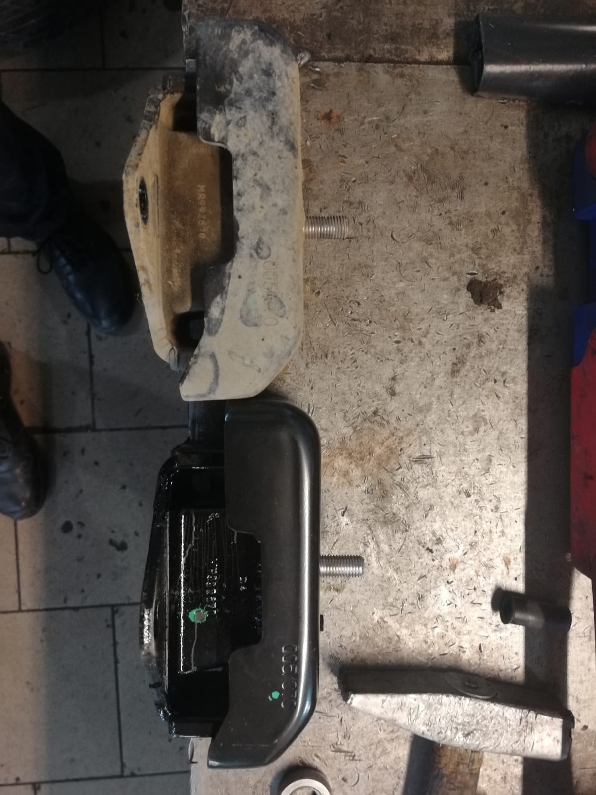 Замена опор двигателя — Mitsubishi Pajero Sport (2G), 2,5 л, 2015 года ...