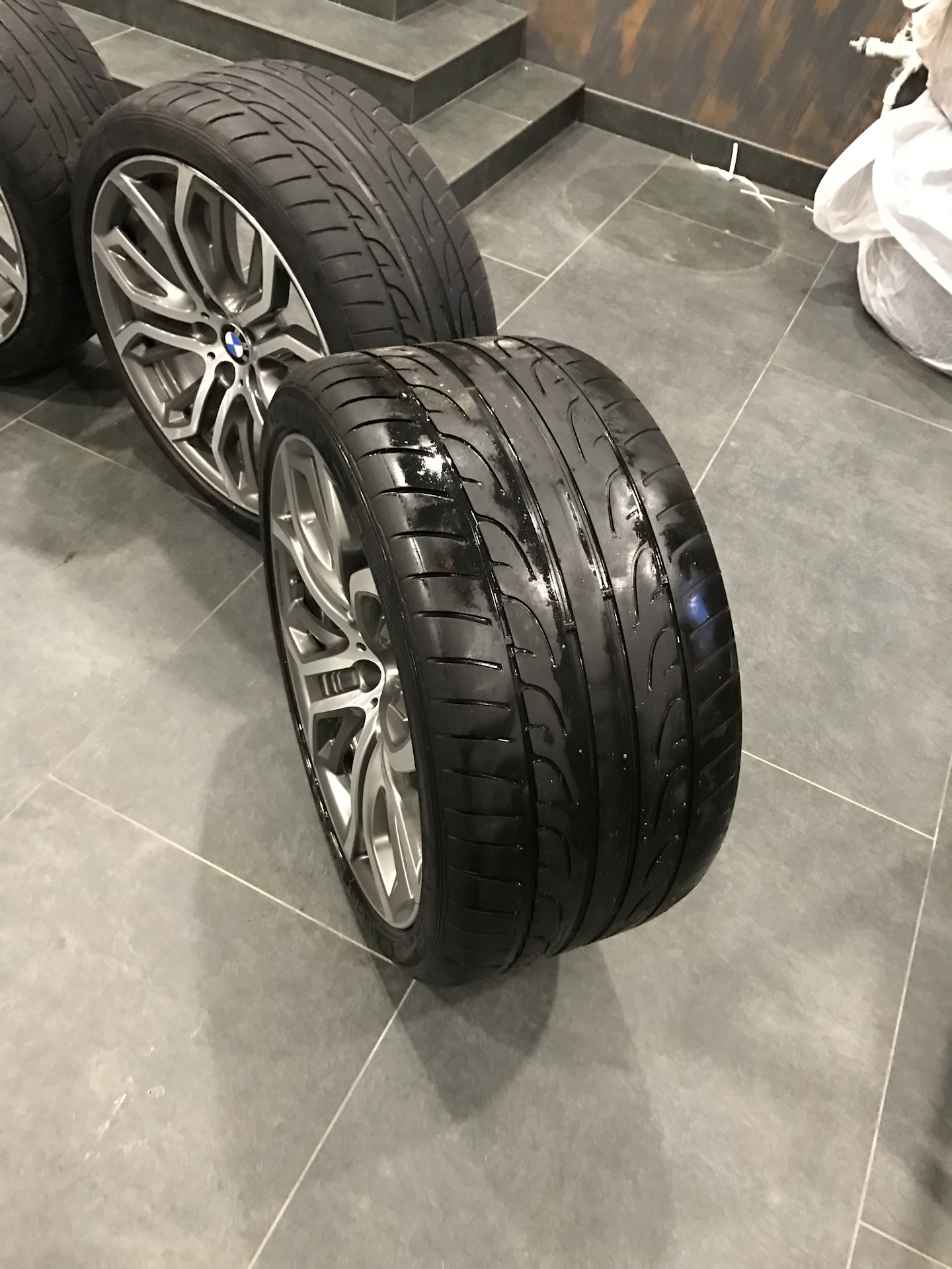 Шины 325. Колеса BMW Performance r21 375 стиль. 375 Стиль BMW. 275/25r21. Разноширокие шины r18 на БМВ Ранфлет.