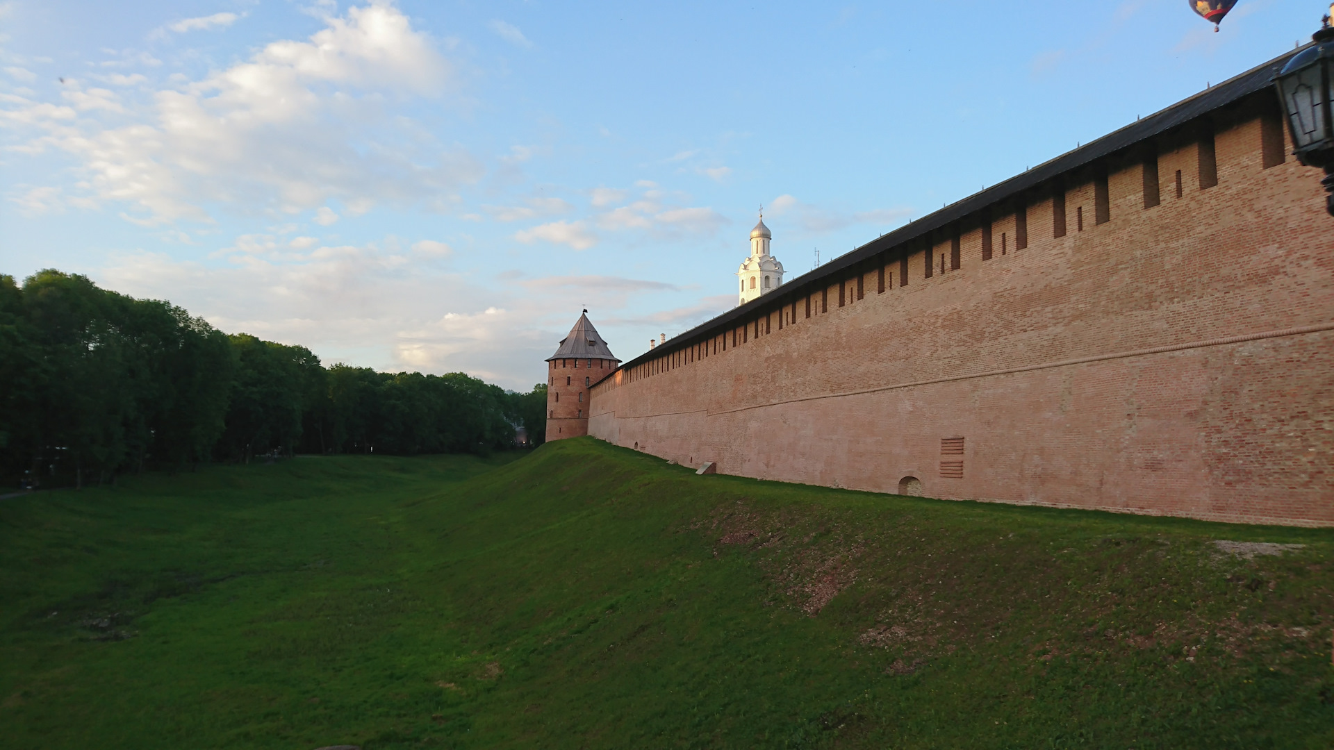 кремлевская стена в санкт петербурге